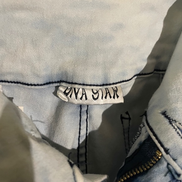 Short distressed blue jean Capris - Picture 5 of 6